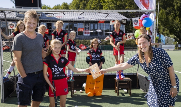 Het eerste exemplaar wordt overhandigd aan oud-voetbalprof Wim Kieft en zijn bij HBS spelende dochter Feline.