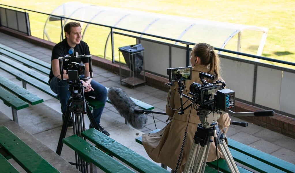 Moran van der Wal aan het werk tijdens een interview voor de videoserie 'Ede helpt een handje bij...' 