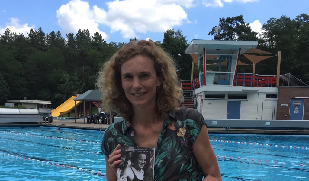 Marian Rijk werd in het Bosbad direct aangesproken over haar nieuwste boek ‘Vergeten goud’, het levensverhaal van Olympisch zwemkampioene Rie Mastenbroek.