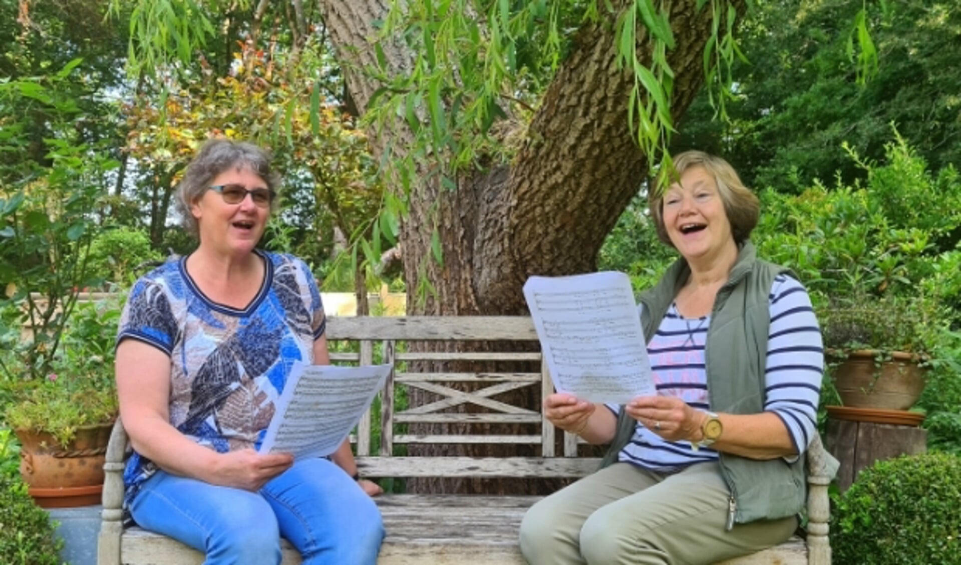 Is buiten zingen in kleine samenstellingen de redding voor een koor? Inge en Walda laten weer even horen het het klinkt......