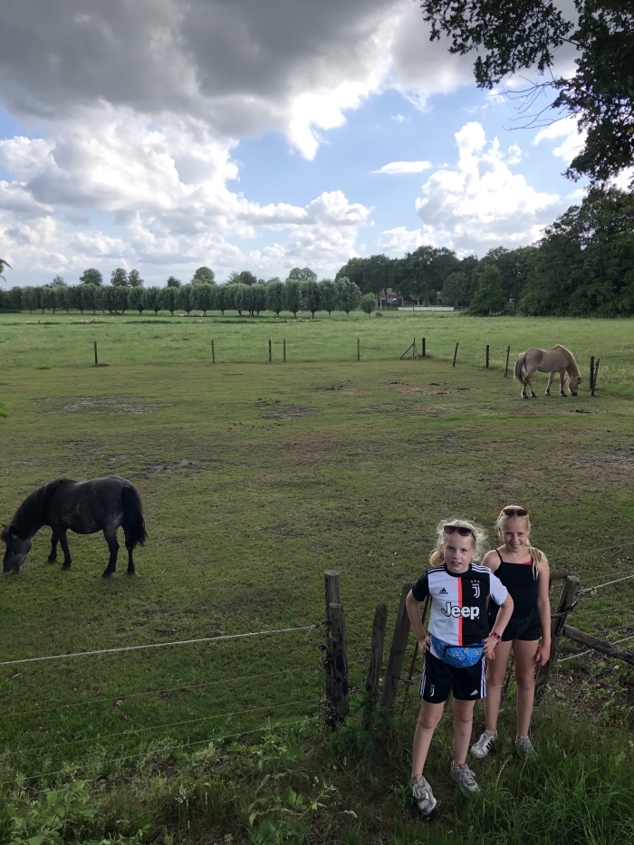 Femke en Karlijn tijdens de avond4daagse