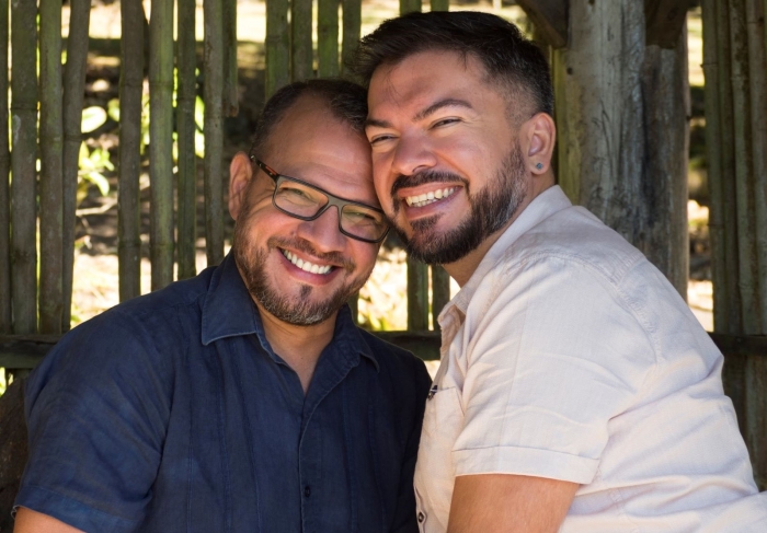 Sergio Montealegre (L) en zijn man Manuel.