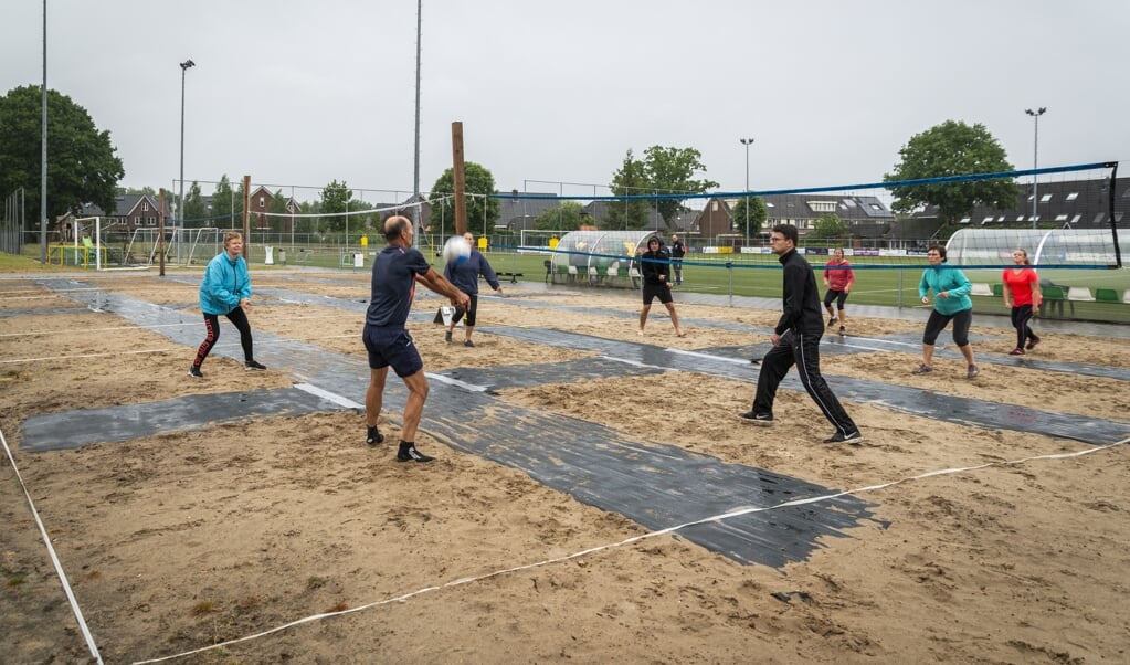 Bij Co-Voley hebt je niet een compleet team nodig en het veld is makkelijk aan te leggen. 