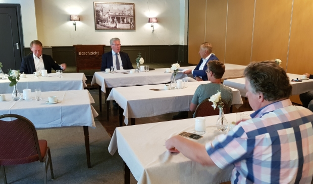 Raadsleden van partijen die voor de fusie met Barneveld zijn, wilden het voor hen goede nieuws persoonlijk horen. Ze schoven aan bij de persconferentie.