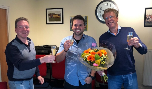 Bas Dreef (midden) en Bas Mutze en Evert Jan Stagge namens het bestuur van sv Baarn.
