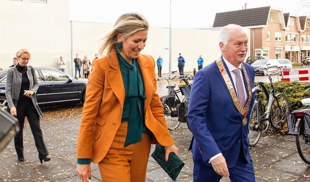 De burgemeester op de foto met koningin Maxima tijdens een bezoek aan Barneveld in 2016.
