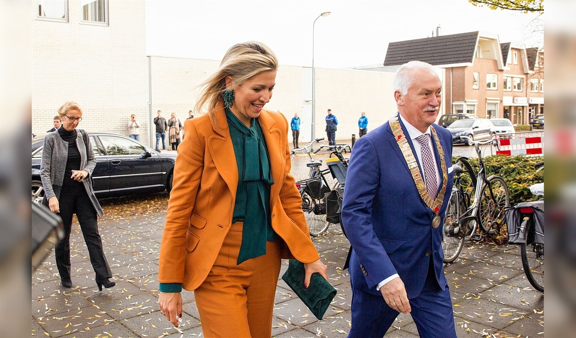 De burgemeester op de foto met koningin Maxima tijdens een bezoek aan Barneveld in 2016.