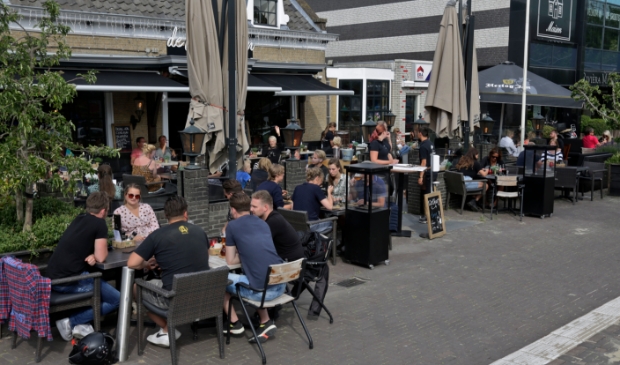<p>Vol terras bij café Polderboom</p>
