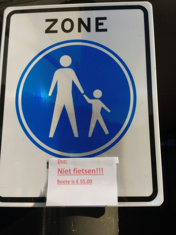 Het verkeersbord met extra onderschrift