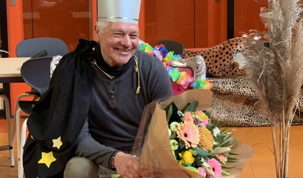 Huib de Moor wordt bij het afscheid door zijn collega's flink in de bloemen gezet.
