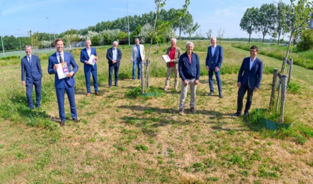 Wethouder Jurgen Nobel (tweede van links) met alle betrokkenen bij het project.