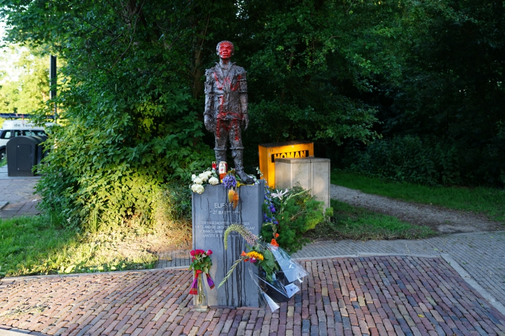 Het beeld van Elieser is besmeurd met oranje verf.