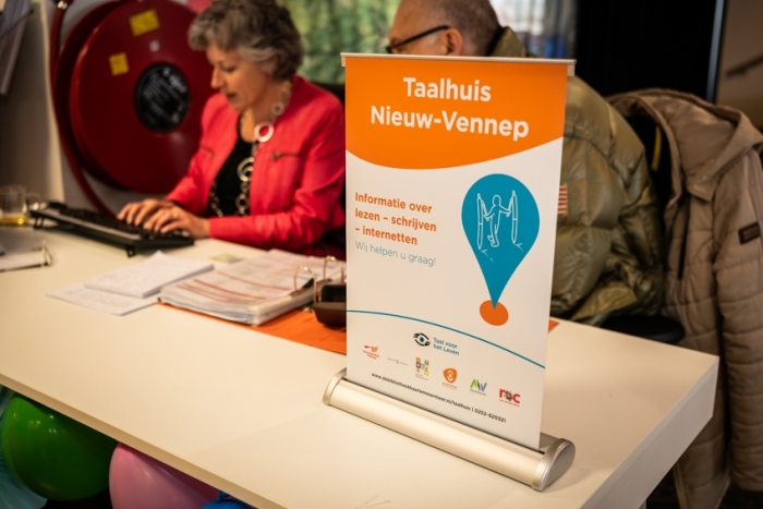 Taalhuisvrijwilliger in Nieuw-Vennep helpt een taalvrager.