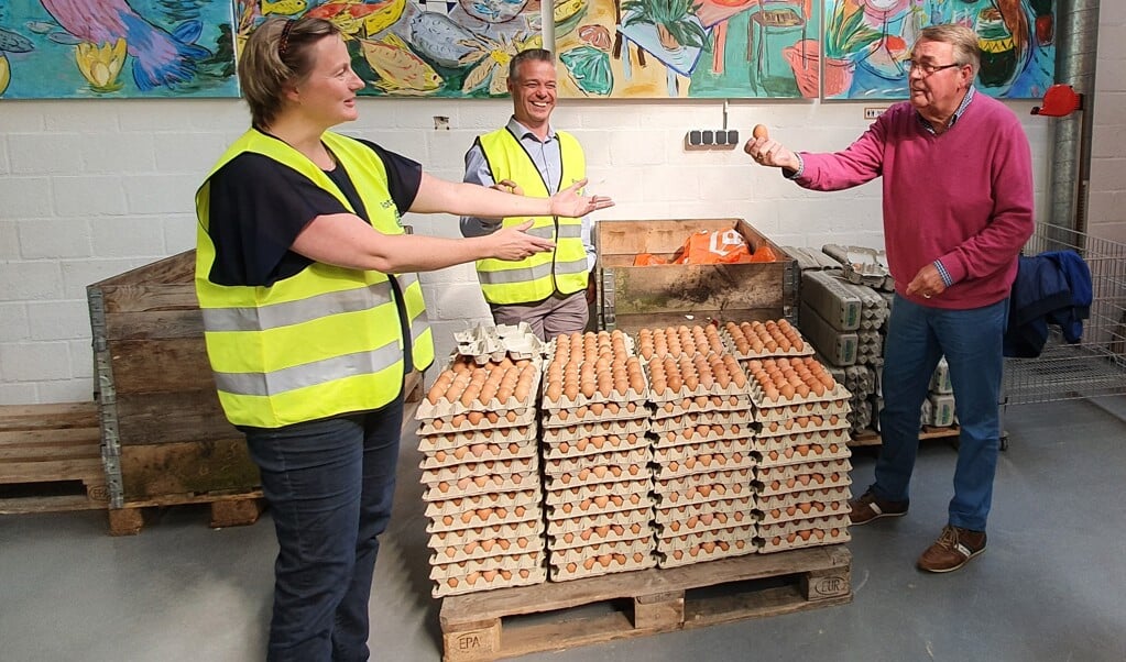 Vera Verburgt en Arnoud Knoop van Rotary Leusden overhandigen symbolisch eieren aan Henk van de Wolde van Voedselbank Leusden. In werkelijkheid krijgen de drie voedselbanken samen ruim 16.000 euro, een bedrag dat ze vrij mogen besteden.