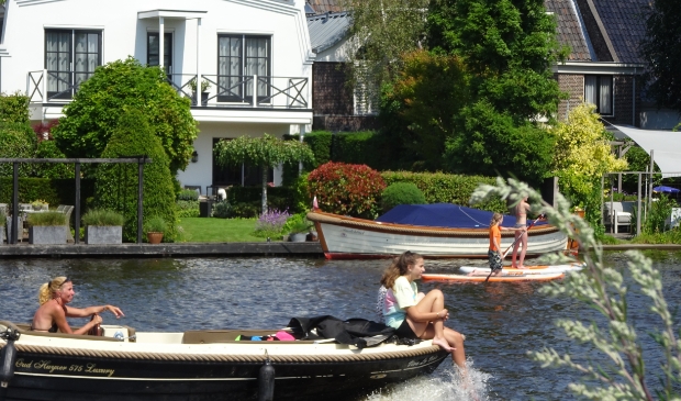 Drukte op de Amstel in Ouderkerk.