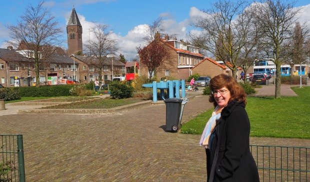Een van de bezwaarmakers Laura Janssen bij het enige groen in Halfweg-Centrum.