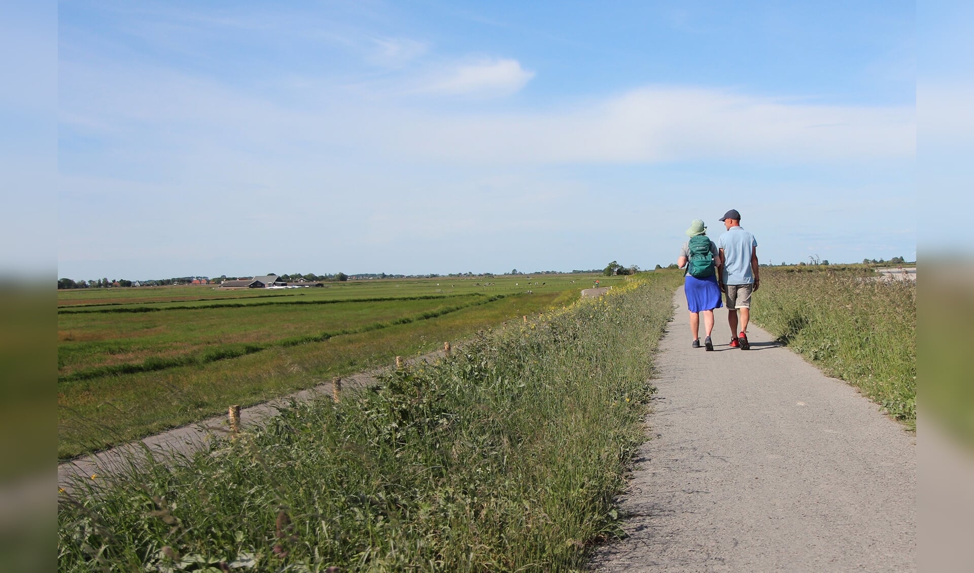 Wandelaars op de Uitdammerdijk bij Durgerdam