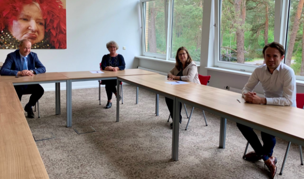 vlnr Jan Jacob van Dijk, voorzitter college van bestuur COG, Anke Visserman, regiodirecteur 's Heeren Loo, Femmy Rave, directeur Dulon College en Ilja Elzinga, programmamanager en plaatsvervangend regiodirecteur 's Heeren Loo