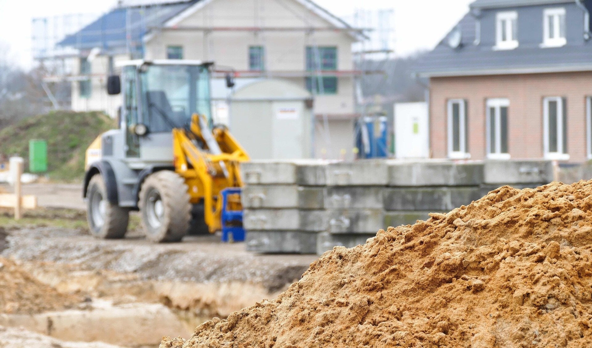 Als de gemeente minder uren gaat afnemen, kunnen bouwprojecten stil komen te liggen. 