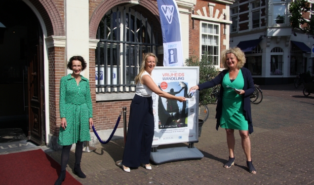 Onthulling Vrijheidswandeling. Vanaf links: Caroline Weill-Cupin, VVV Haarlem, Anne-Marije Hogenboom, directeur Haarlem Marketing en Marjan Gielen, Bevrijdingspop.