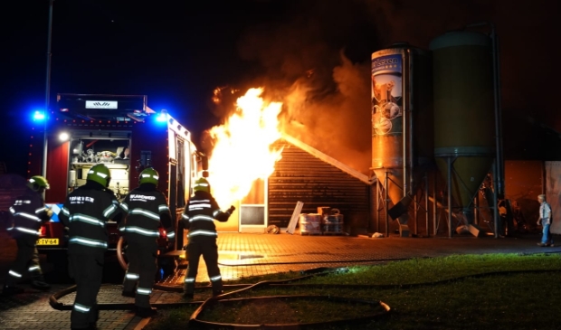 <p>Archieffoto van een brand in pluimveestallen aan de Donkervoorterweg in Barneveld in mei 2020.</p>