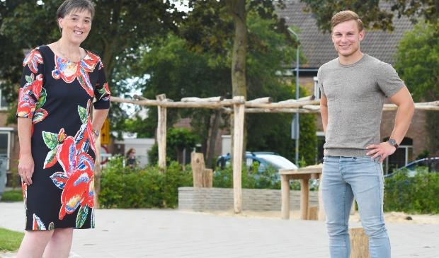 Schooldirecteur Erna Luiten en voetballer Alwin van Domselaar namen deze keer plaats in 't Veense Hart.