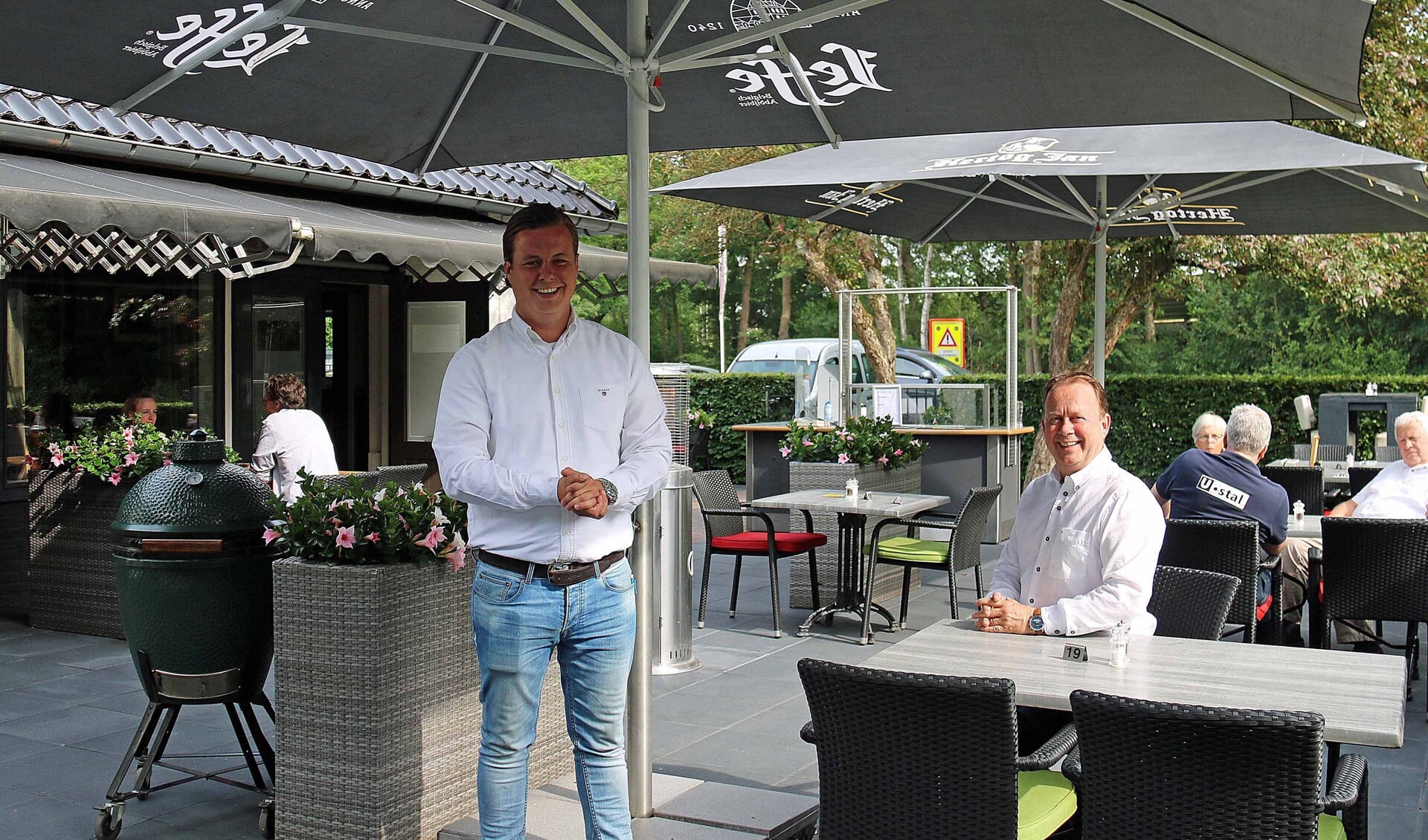 Dennis (l) en Wim Vos op het al in de middag vollopende buitenterras van Restaurant ’t Vosje in Maarn.