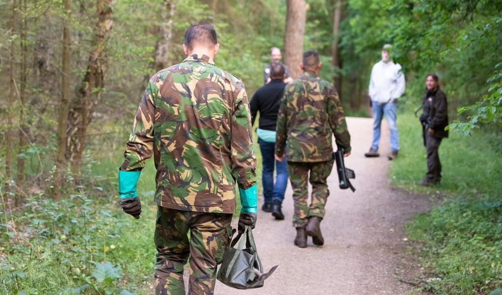 De zoektocht door explosieven experts van de EOD in de bossen rond Lage Vuursche.