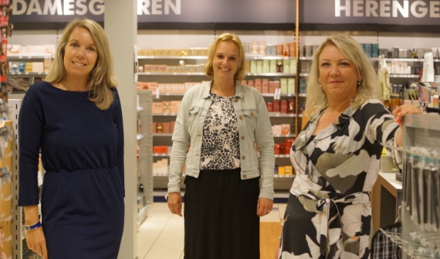 Nicolette van Ravenhorst, Nathalie Heilbron en Bertha van Dusschoten van de DA drogisterij Paasbos. Op de foto ontbreken Anja Verschoor en Elena van de Broek.
