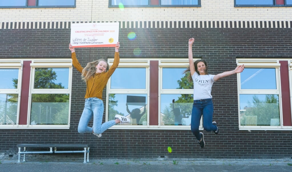 Leerlingen Suus en Ryvana van het Willem de Zwijger College uit Hardinxveld – Giessendam krijgen finaleticket overhandigd!