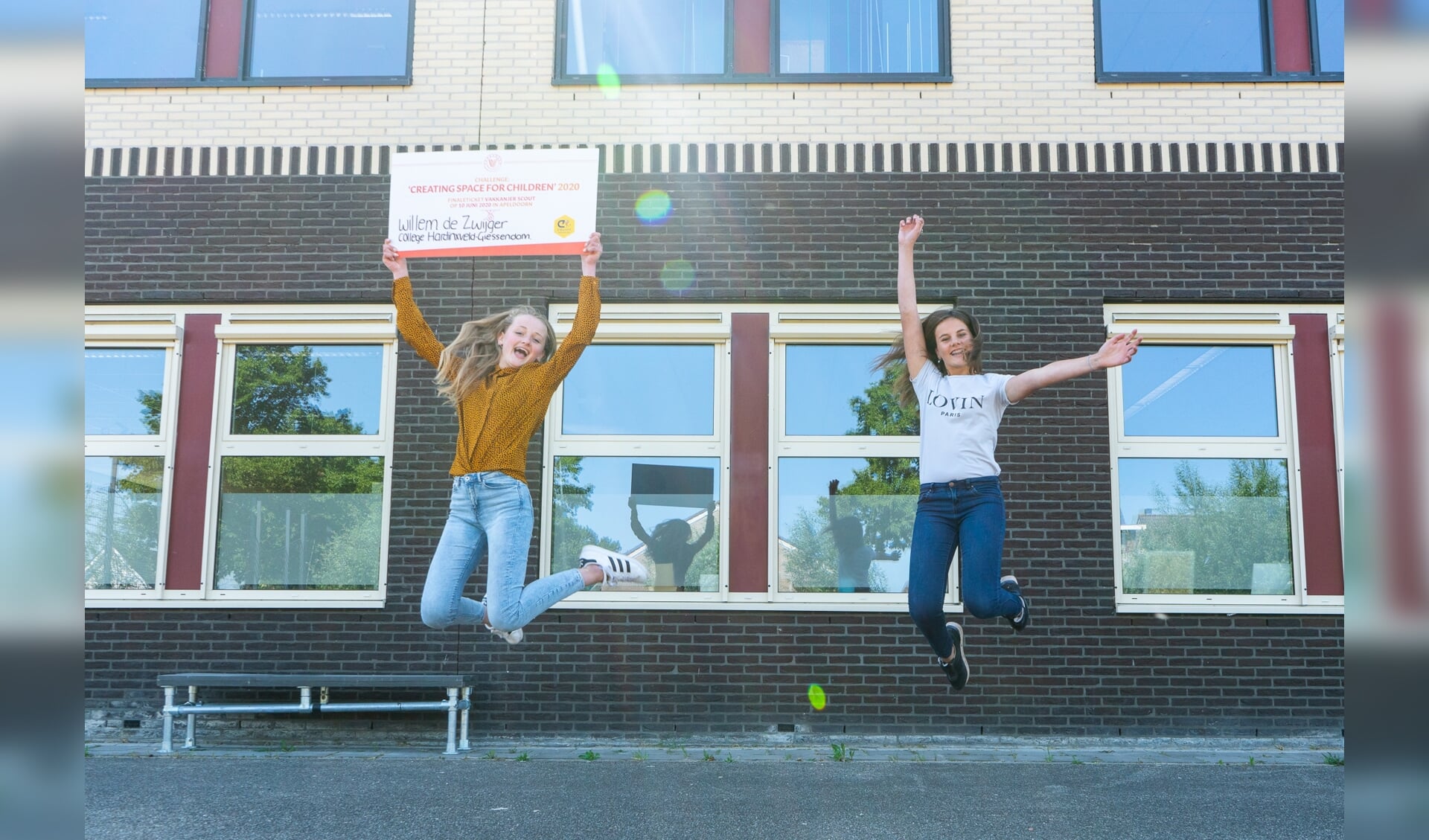 Leerlingen Suus en Ryvana van het Willem de Zwijger College uit Hardinxveld – Giessendam krijgen finaleticket overhandigd!