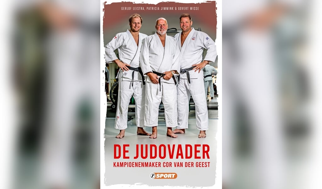 Elco, Cor en Dennis van der Geest op de foto die op de omslag van het boek 'De Judovader' staat.  