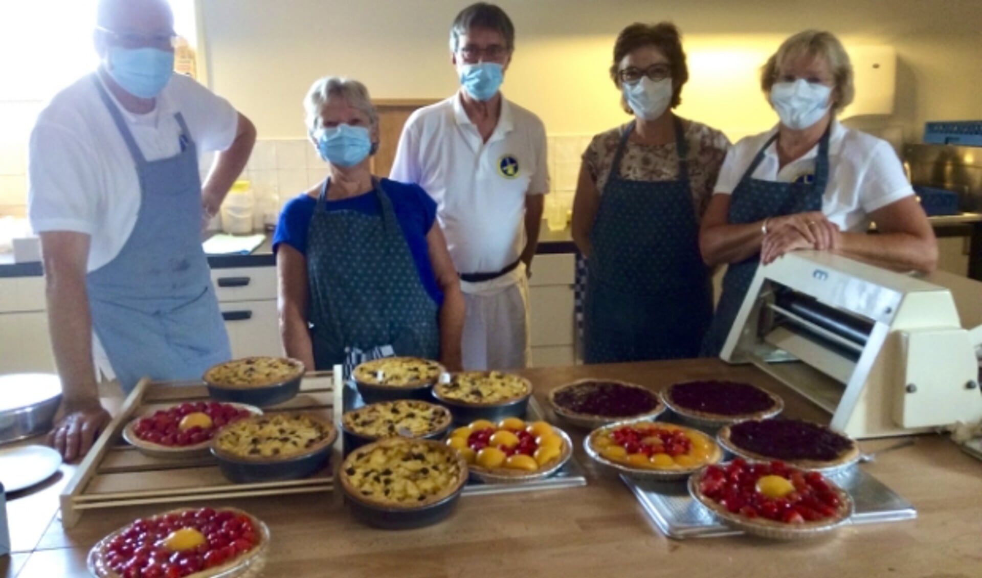 Vrijwilligers van Molen De Hoop hebben taarten gebakt voor bewoners van het azc en statushouders uit Harderwijk. 