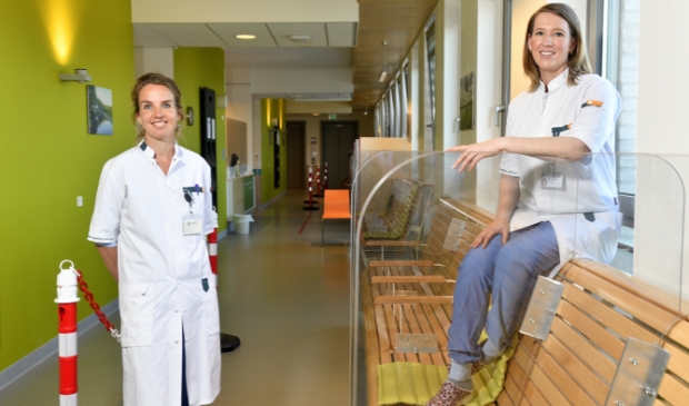 Dermatologen Ineke Janse (l) en Noor van Oosten