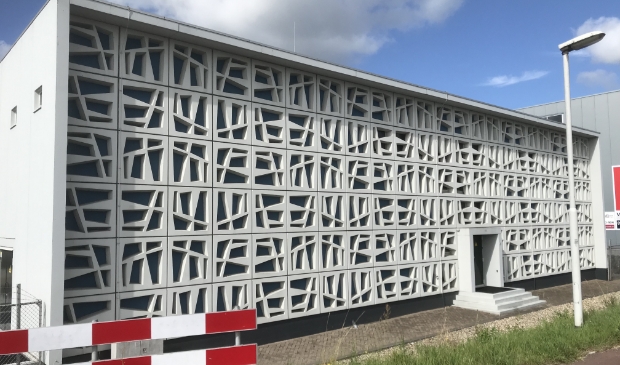 <p>Het markante, witte pand aan de Wolpherense dijk uit 1968 staat op de lijst potentiele gemeentelijke monumenten</p>