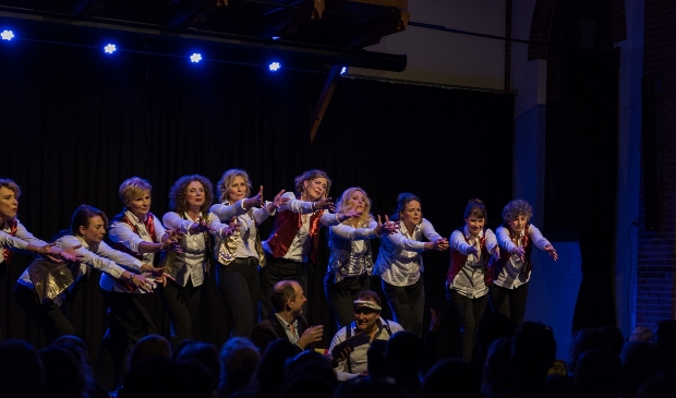 Vocal Group Esperanto op het podium. Marieke Verheijden is de tweede van rechts.
