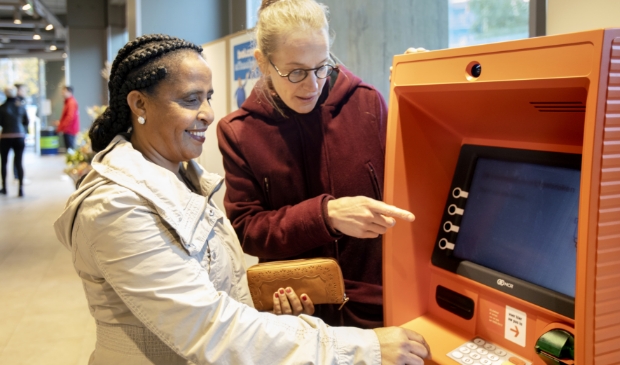 Nu in de coronacrisis het persoonlijke contact iets minder is, helpt VluchtelingenWerk nieuwkomers ook met online info op weg
