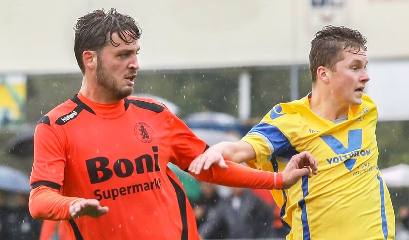 Barry de Winter (rechts) in duel met Frank Heus tijdens NSC - Sparta Nijkerk.