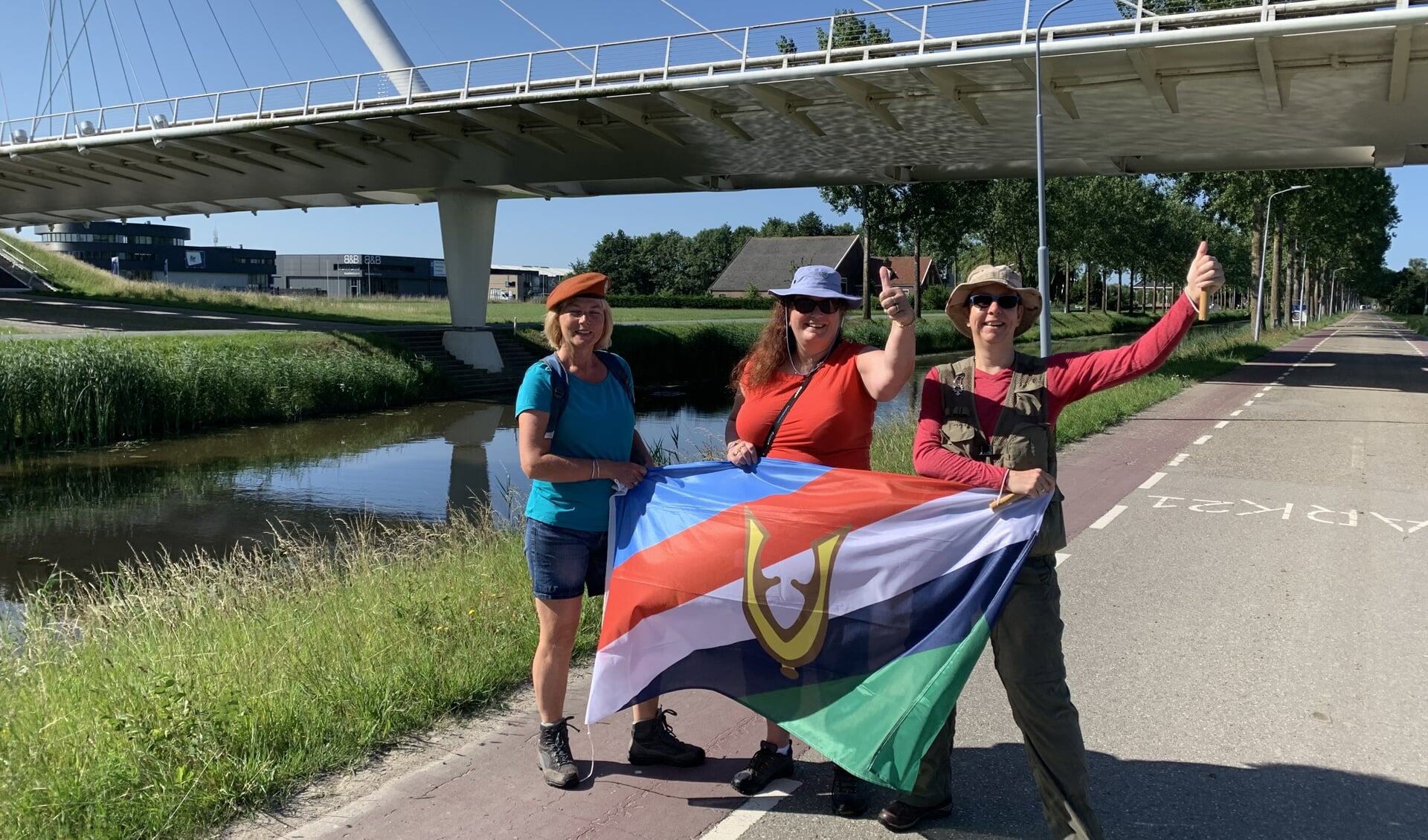 Om de COVID-19 periode een beetje goed door te komen, wandelt Mensink (rechts) regelmatig samen met collega’s én veteranenvriendinnen Manuela Wibier (midden) en Gerda de Ruijte (links).  