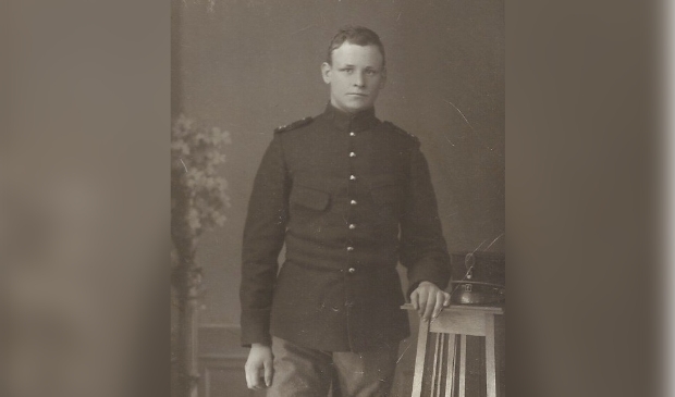 Adriaan Beeke in politie-uniform.