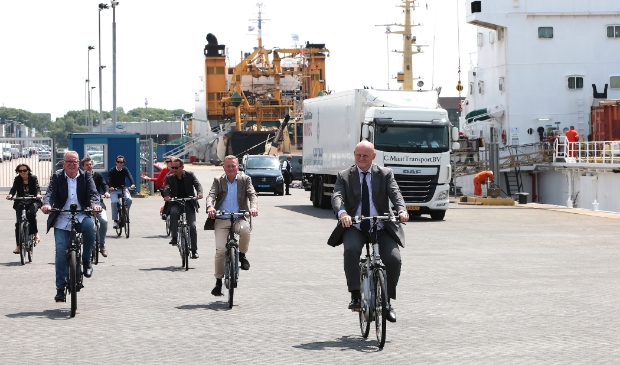 Minister Ferdinand Grapperhaus op de fiets door IJmuiden.