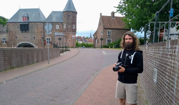 'Natuurman' Jonathan maakt een film over de broedende slechtvalken in de Onze Lieve Vrouwetoren.