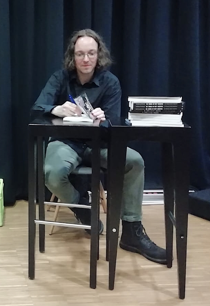 David van den Bosch signeert zijn nieuwste boek, 'De dood in het hospice'.