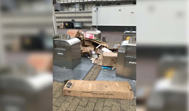 <p>De burgemeester maakte deze foto bij ondergrondse afvalcontainers in de stad</p>
