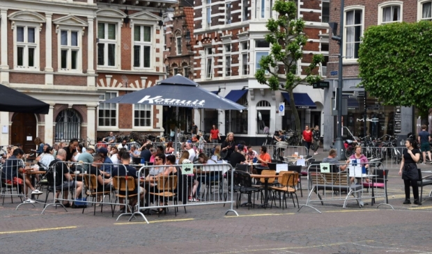 Het is niet overal even druk, maar op diverse plekken in de stad zitten mensen op het terras.