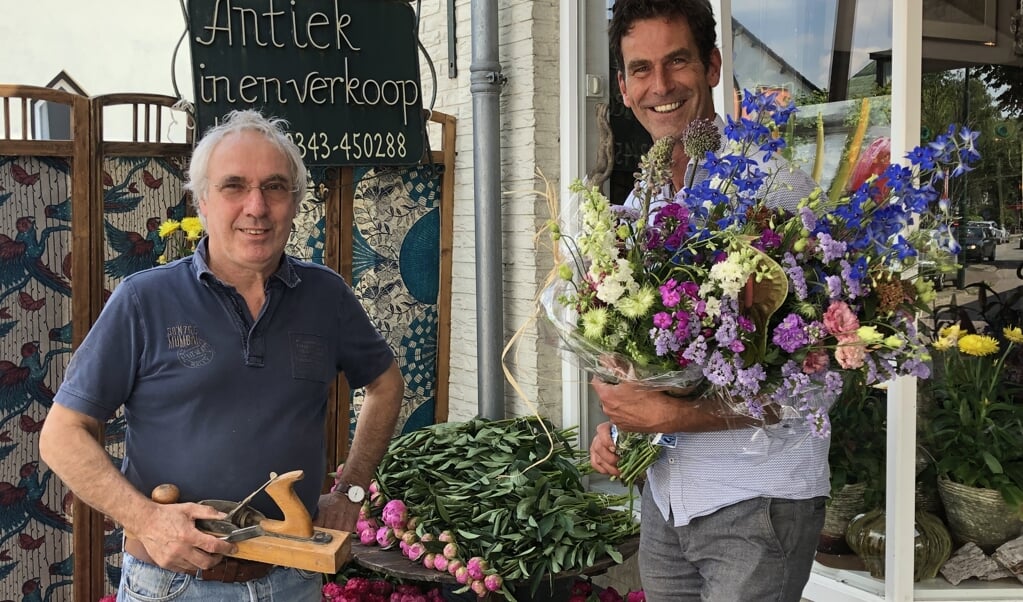Tom Kluen (l) en Jan Star geloven in hun samenwerkingsconcept: antiek en bloemen.