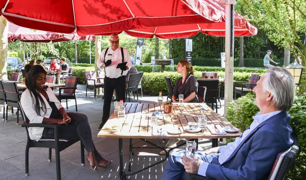 Stephan Ott van De Eetvilla ontvangt gasten, onder wie burgemeester Rob Metz, op zijn terras.