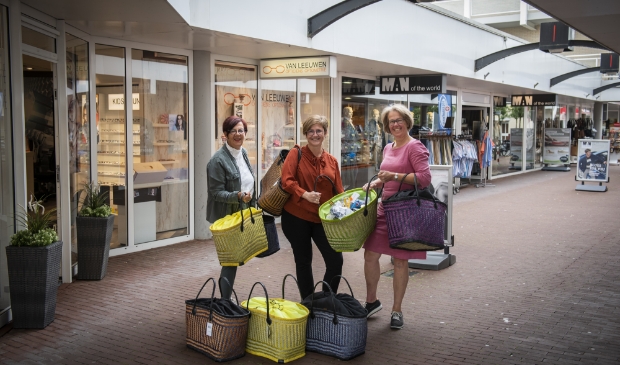 Ondernemers Gerda den Boer, Joke van Houwelingen en Ella Quist vullen de tassen met producten van eigen winkels en collegawinkeliers.
