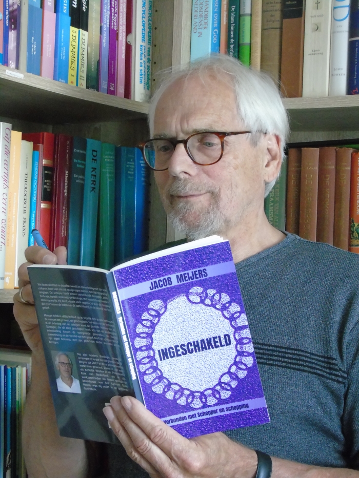 De schrijver bekijkt de eerste uitgave van zijn dichtbundel.