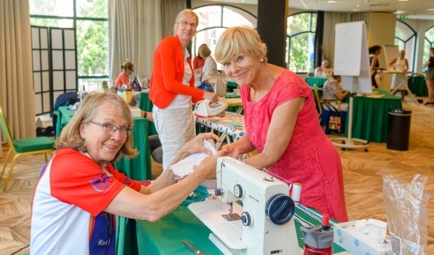 De Zeister Rotaryclubs maken mondkapjes voor twee goede doelen in Figi.